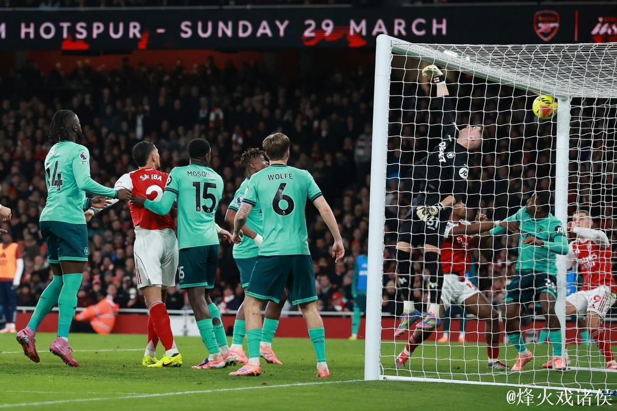 首尾大战 “枪手”赢球靠“乌龙” 首尾大战 “枪手”赢球靠“乌龙”